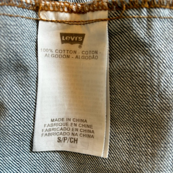 Levi’s Women’s Cropped Denim Distressed Jacket, GUC - Picture 8 of 10